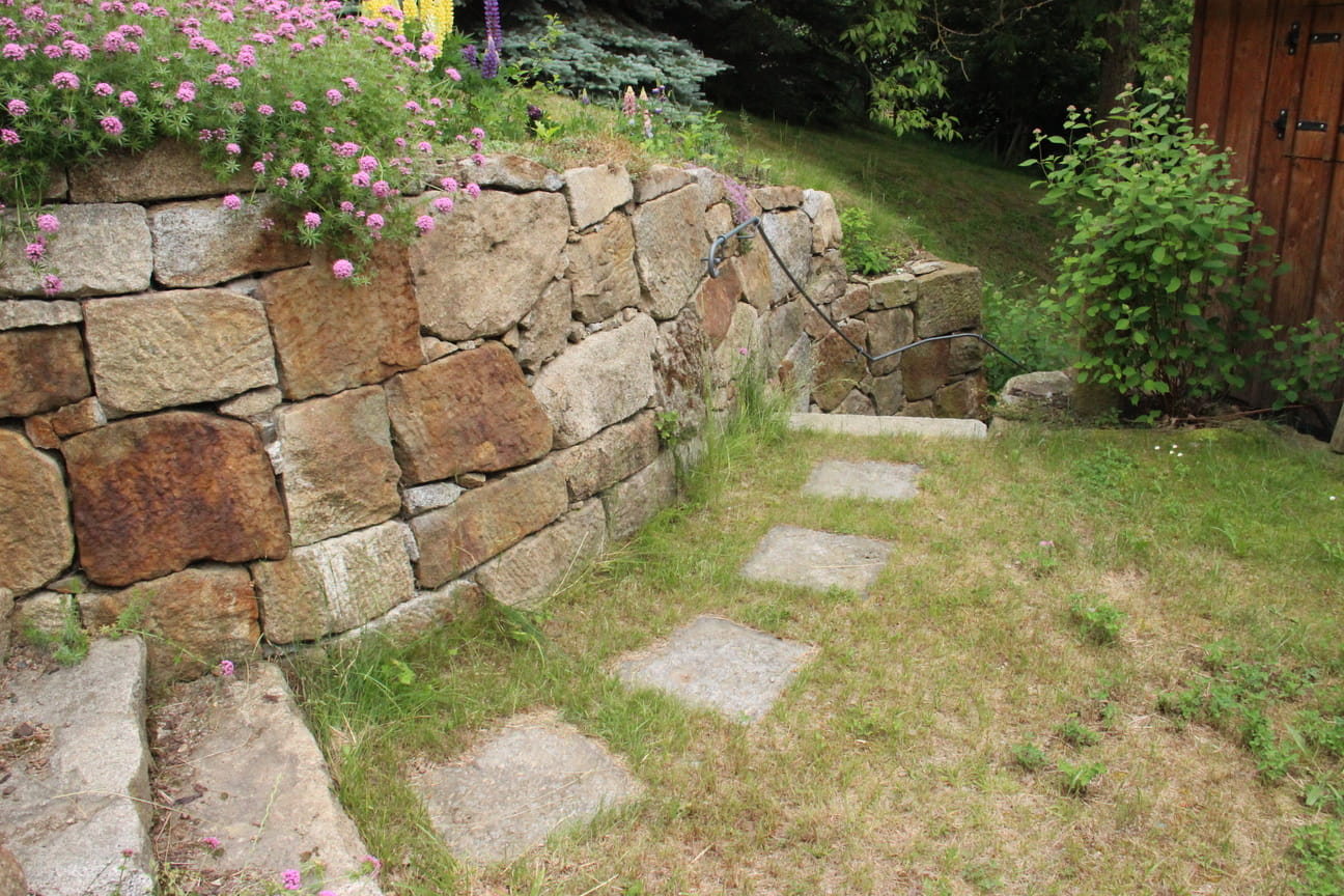 Mauer aus historischen Granitsteinen